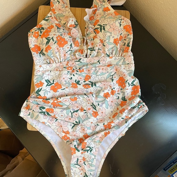 Women’s M floral and Ruffled one piece swimsuit New! Cupshe - Picture 3 of 8
